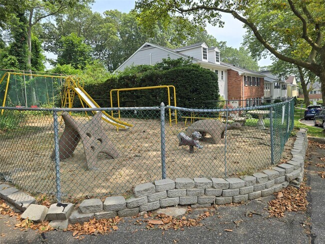 Building Photo - 310 Town House Village