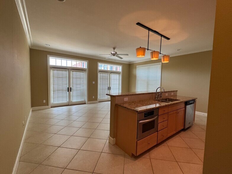 Building Photo - 415 E Romana St