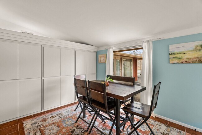 Building Photo - Furnished 3 Bedroom Lakewood Home with Lake View