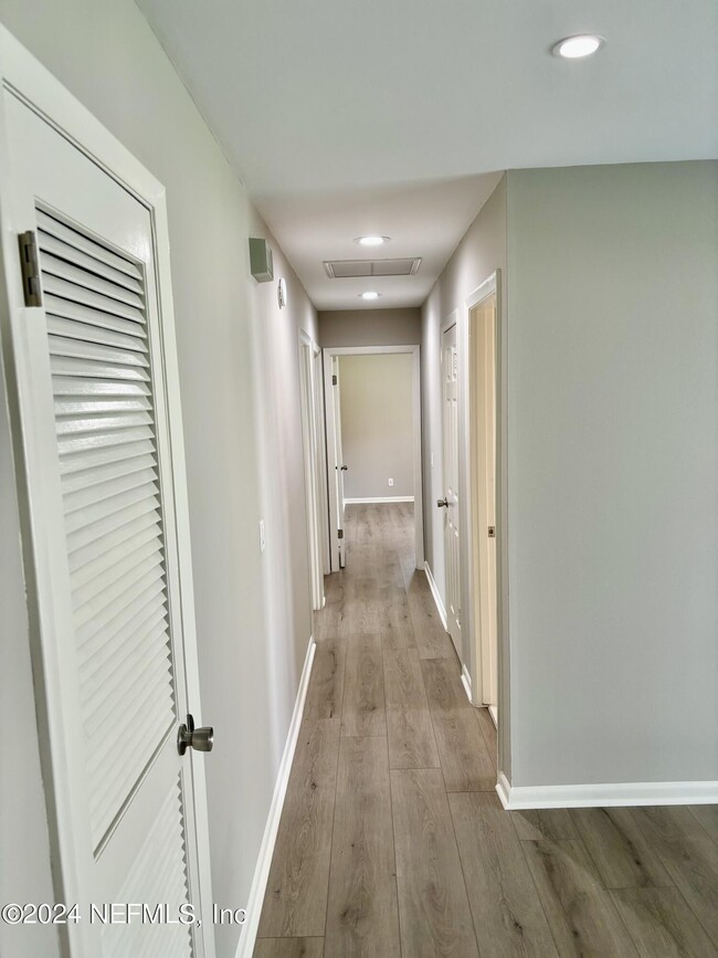 Building Photo - 509 Sunset Dr