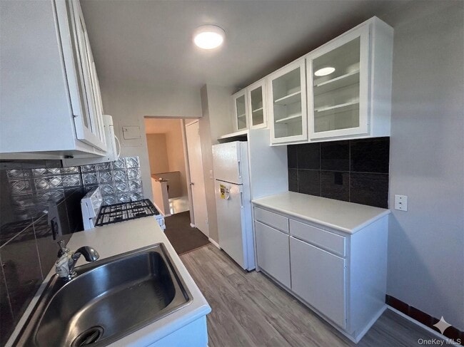 Building Photo - 580 Bedford Rd