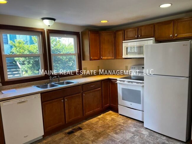 Building Photo - 40 Dillingham St