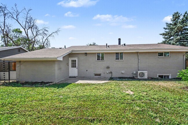 Building Photo - Updated 5 Bed House w/ Central AC & Fenced Backyard
