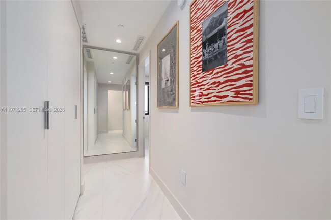 Building Photo - 700 NE 24th St