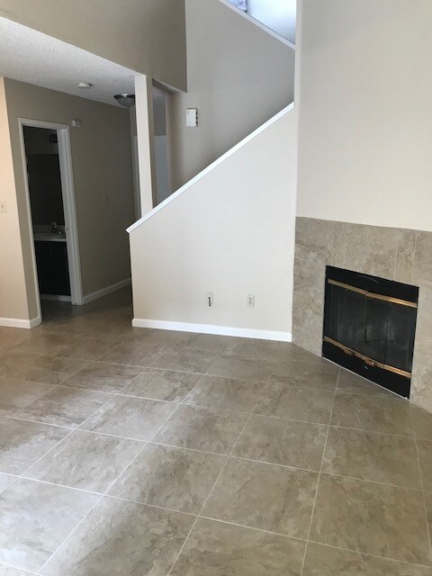 Building Photo - AJ-817