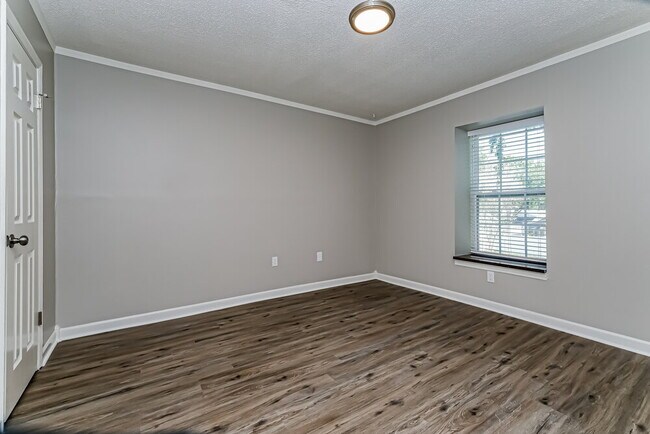 Building Photo - 13933 Oak Forest Blvd N