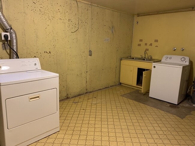 Building Photo - STUDENTS WELCOME! Spacious 5 Bed 2 Bath Ranch Home