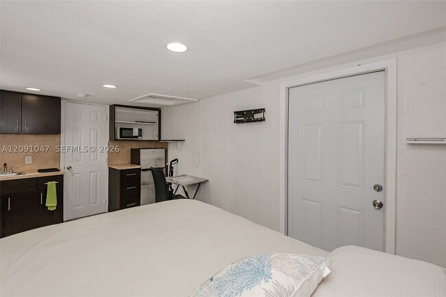 Building Photo - 1679 NE 176th St