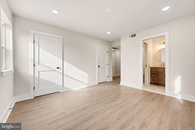 Building Photo - 113 Clifford Ave