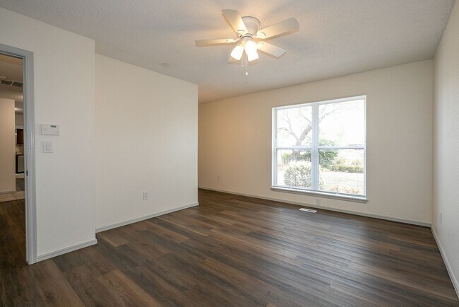Building Photo - 3 Bed | 2 Bath Duplex in Central Tulsa!
