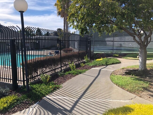 Building Photo - 818 Juno Ln