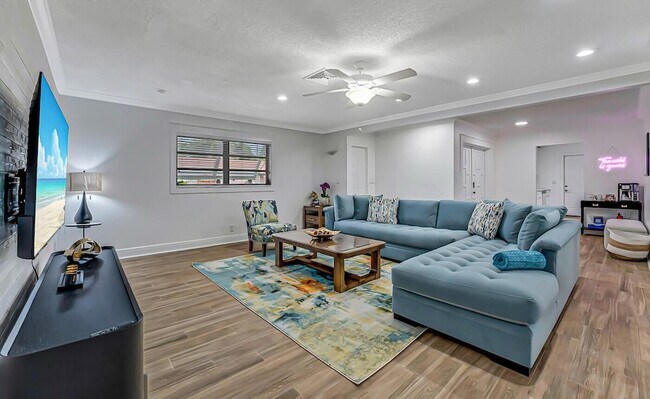 Building Photo - 532 N Palmway