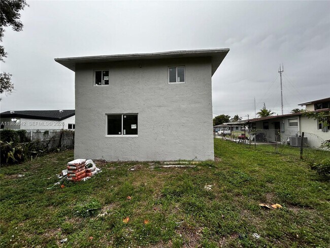 Building Photo - 4429 SW 21st St