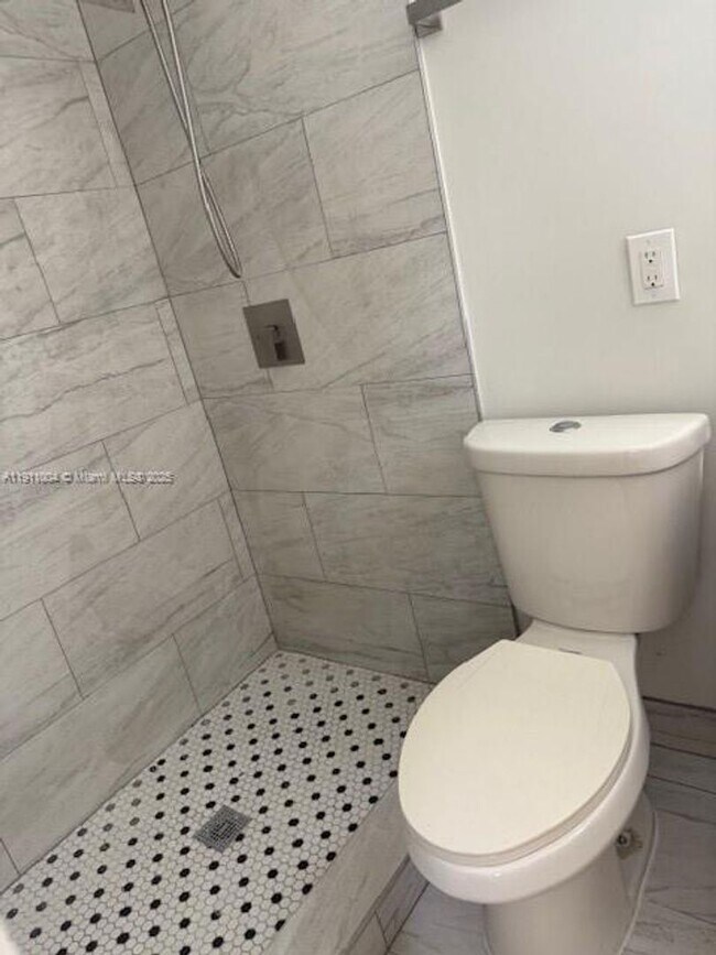 Building Photo - 640 SW 11th Ave