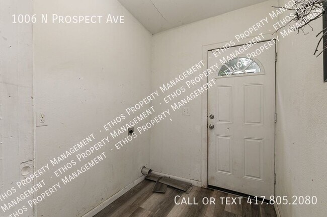 Building Photo - 2 Bedroom / 1 Bath Midtown