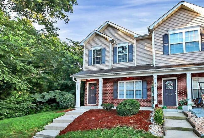 Building Photo - End Unit 3BD/2.5BA Townhome in Mill Creek!