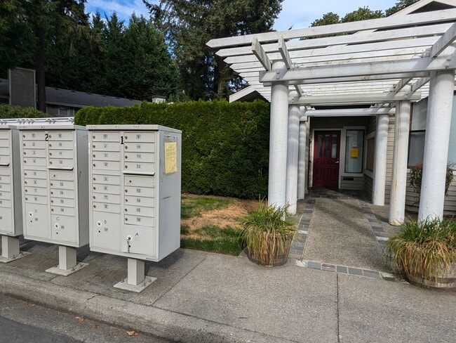 Building Photo - Move in Special:  Sept & Oct only $2,000 /...