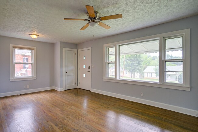 Building Photo - 3 bed 1 bath on Knob Creek Rd. near Johnso...