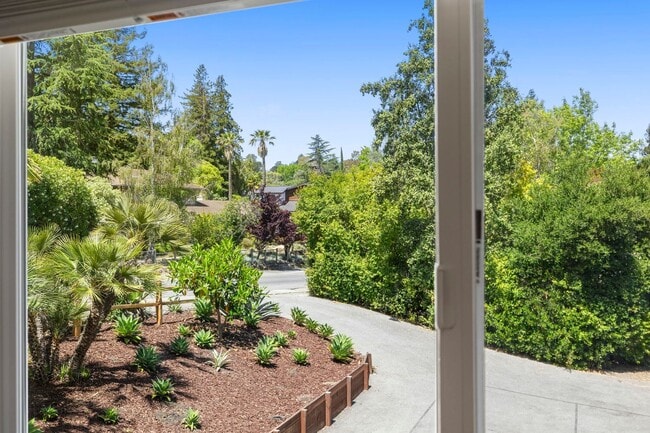 Building Photo - Spacious Menlo Park Retreat with 6 Bedroom...