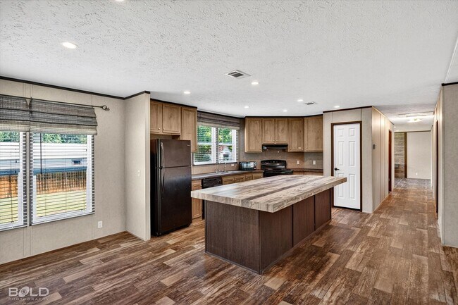 Building Photo - 4BD/2BA home with fenced back yard.