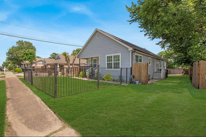 Building Photo - 958 E Allen Ave