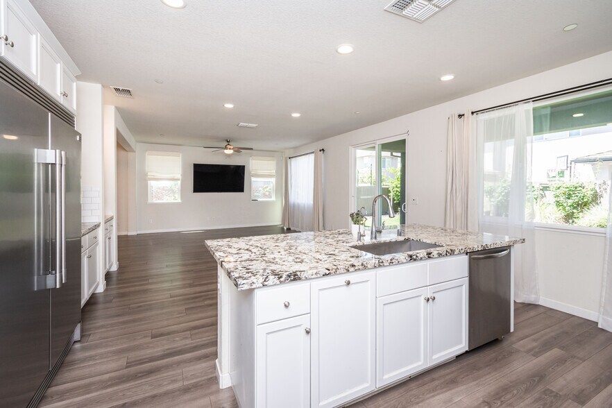 Building Photo - 4455 English Elm St