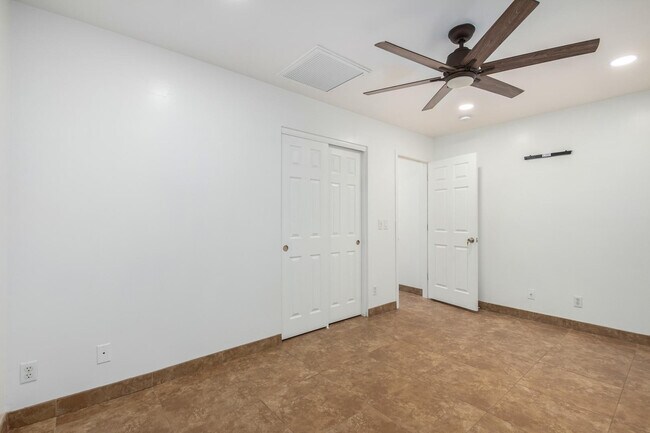 Building Photo - 1100 W 12th St