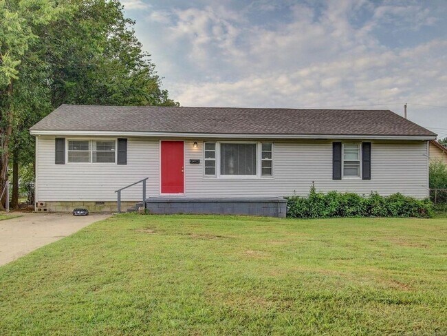 Building Photo - Available Now! 3 Bed / Bath & Large Backyard! Price drop!