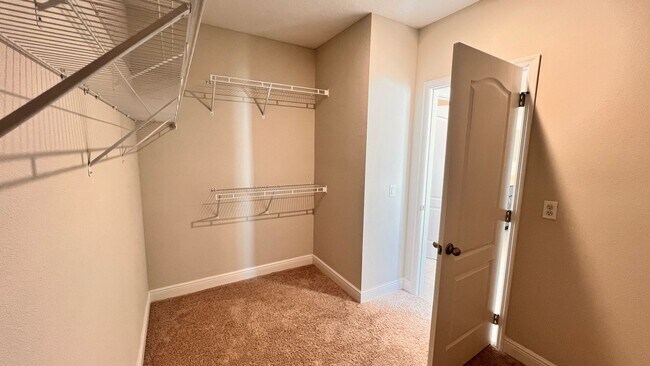 Building Photo - Immaculate 4 BR / 3 BA - With an OFFICE!