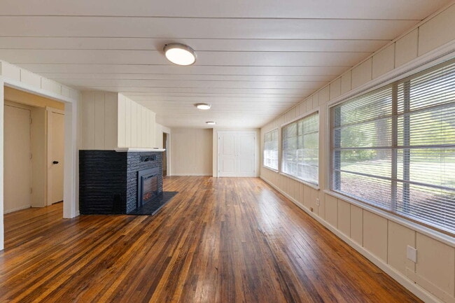 Building Photo - Updated 3 bedroom duplex