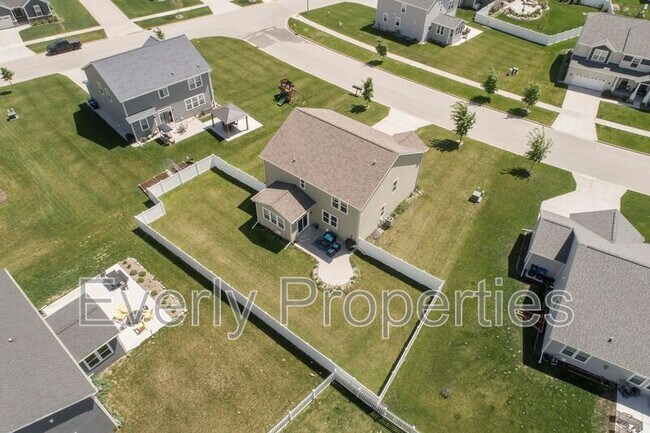 Building Photo - W242N5663 Simona Dr