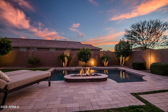 Building Photo - 517 E Balao Dr