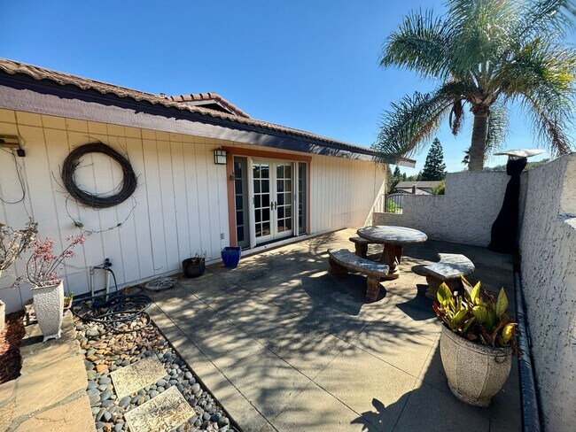 Building Photo - 2555 Westridge Dr