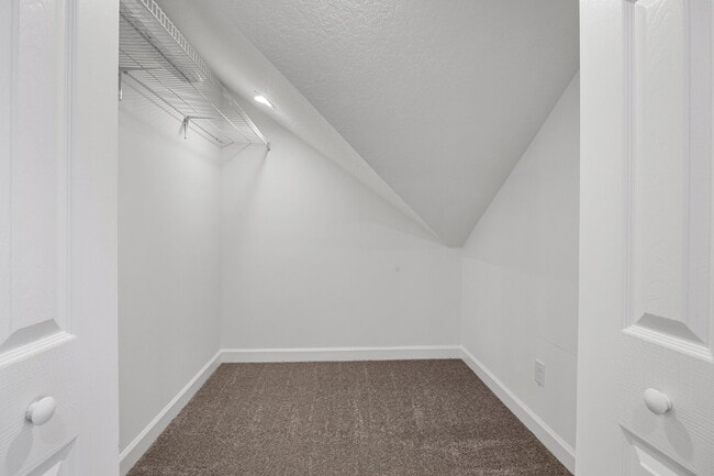 Building Photo - Large townhome in the Desirable Southbridge Community