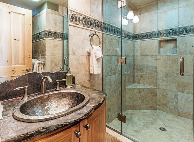 Building Photo - Charming Mountain Home