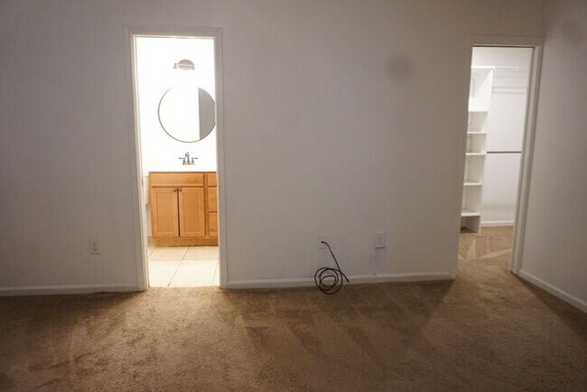 Building Photo - 3 Bedroom 2 Bathroom House with Garage Near Oakleaf