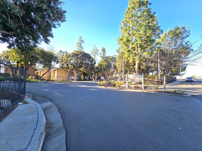 Building Photo - Charming 1 Bed, 1 Bath Lakewood Shores condo!