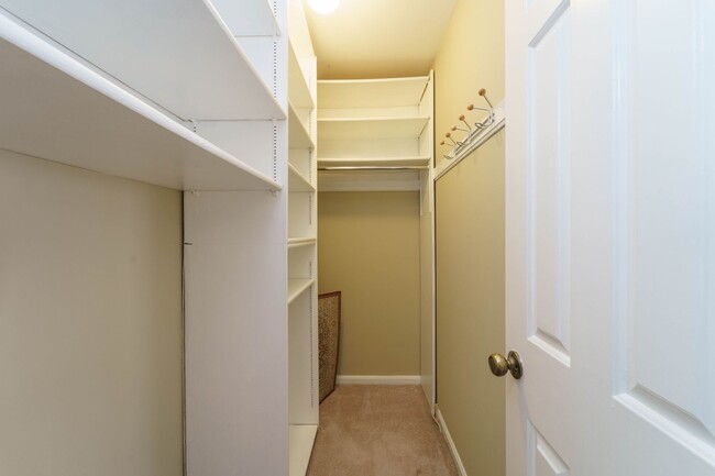 Building Photo - 2 Bedroom 2.5 Bath Condo in Chevy Chase