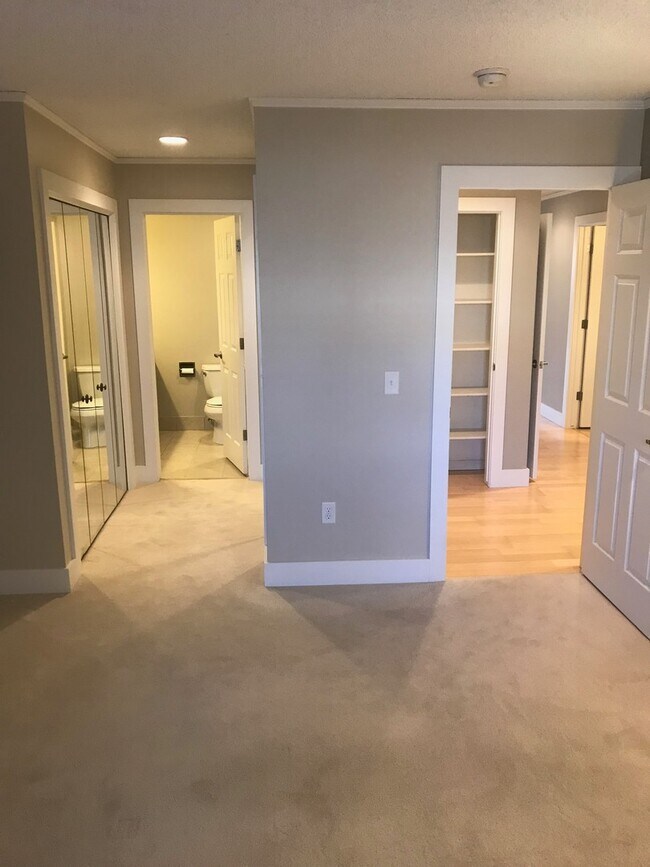 Building Photo - Updated 2 bed 2 bath Plus Office (Or Third...