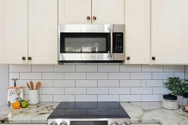 Building Photo - 1458 Hudson St