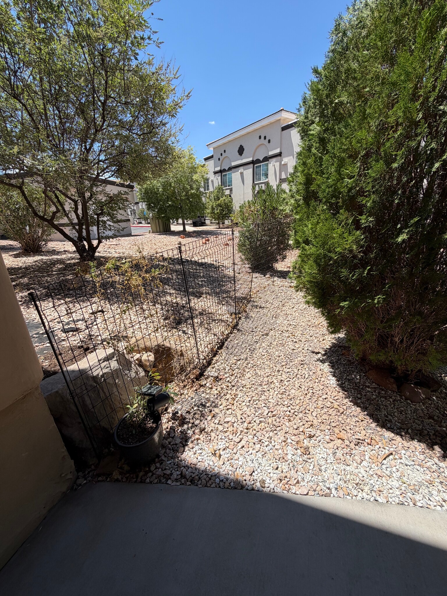 Building Photo - 2075 S Sir Monte Dr