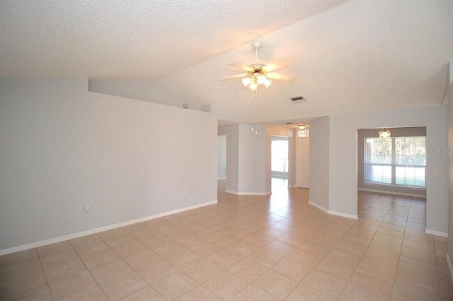 Building Photo - 12 Round Table Ln