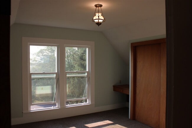 Building Photo - 4 Bedroom, 1 Bathroom Home in Bow!