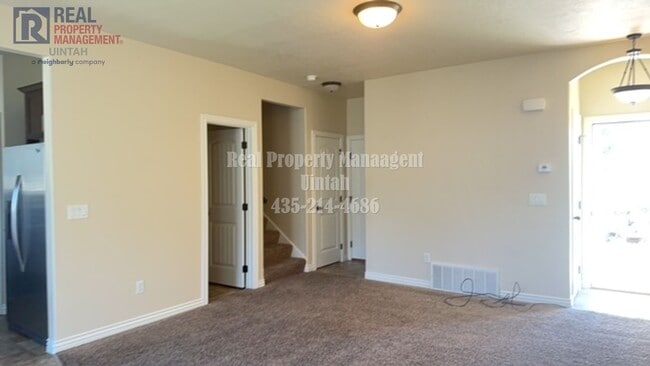 Building Photo - 3 bed 2.5 bath townhome in Fox Run