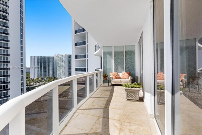 Building Photo - 15901 Collins Ave