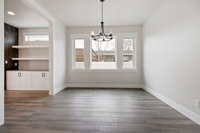 Building Photo - Luxury 5 Bed, 3 Bath home with over 3,000 sq. ft.