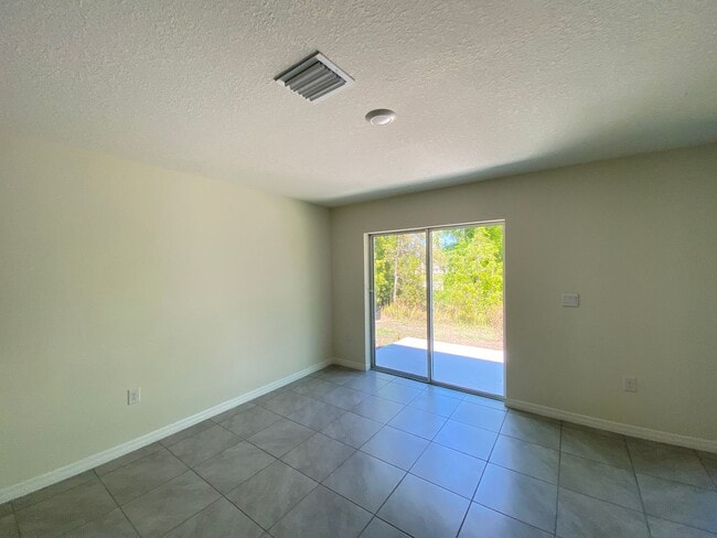 Building Photo - NOT AVAILABLE TO SHOW UNTIL MID APRIL Desirable Lake Diamond Subdivision 4/2/2 **Won't Last*