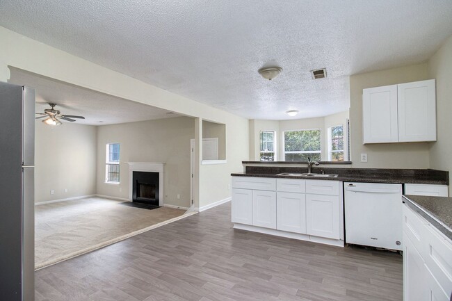 Building Photo - 4 Bedroom 2.5 Bath House
