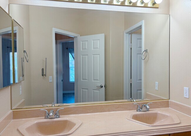 Building Photo - 8455 Faucet Ave