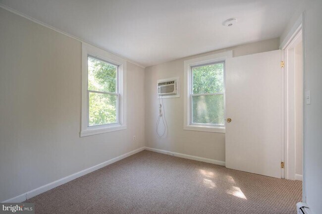 Building Photo - 207 E Nelson Ave